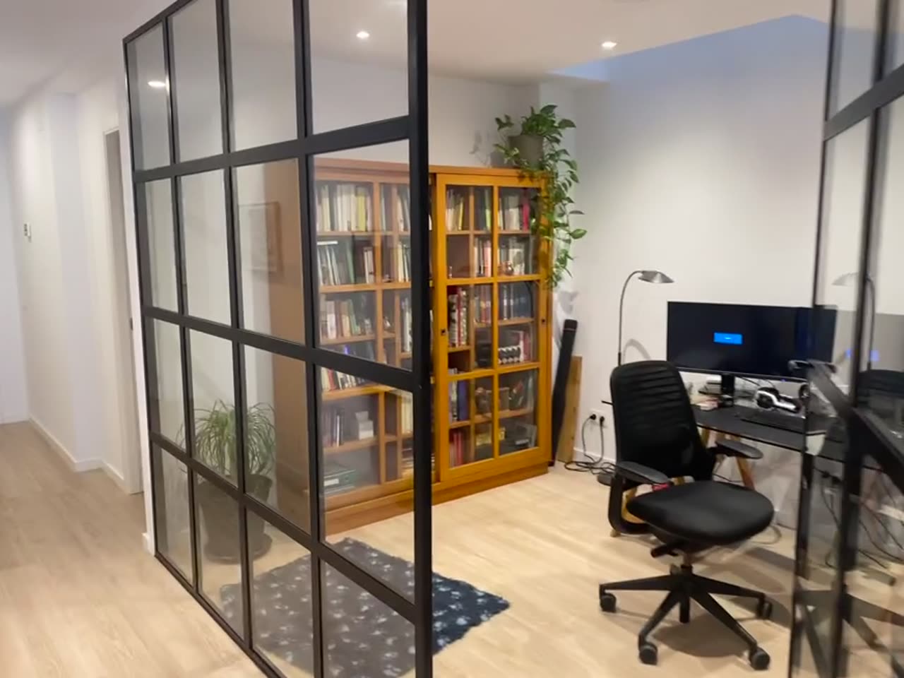 Divisor de interior de hierro estilo industrial instalado en obra nueva en Vilafranca del Penedès