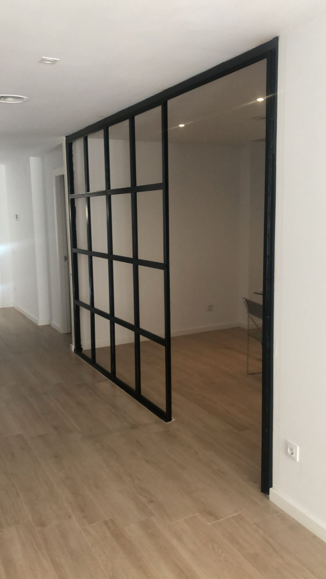Divisor de hierro con puerta corredera durante la instalación en obra nueva de Vilafranca del Penedès