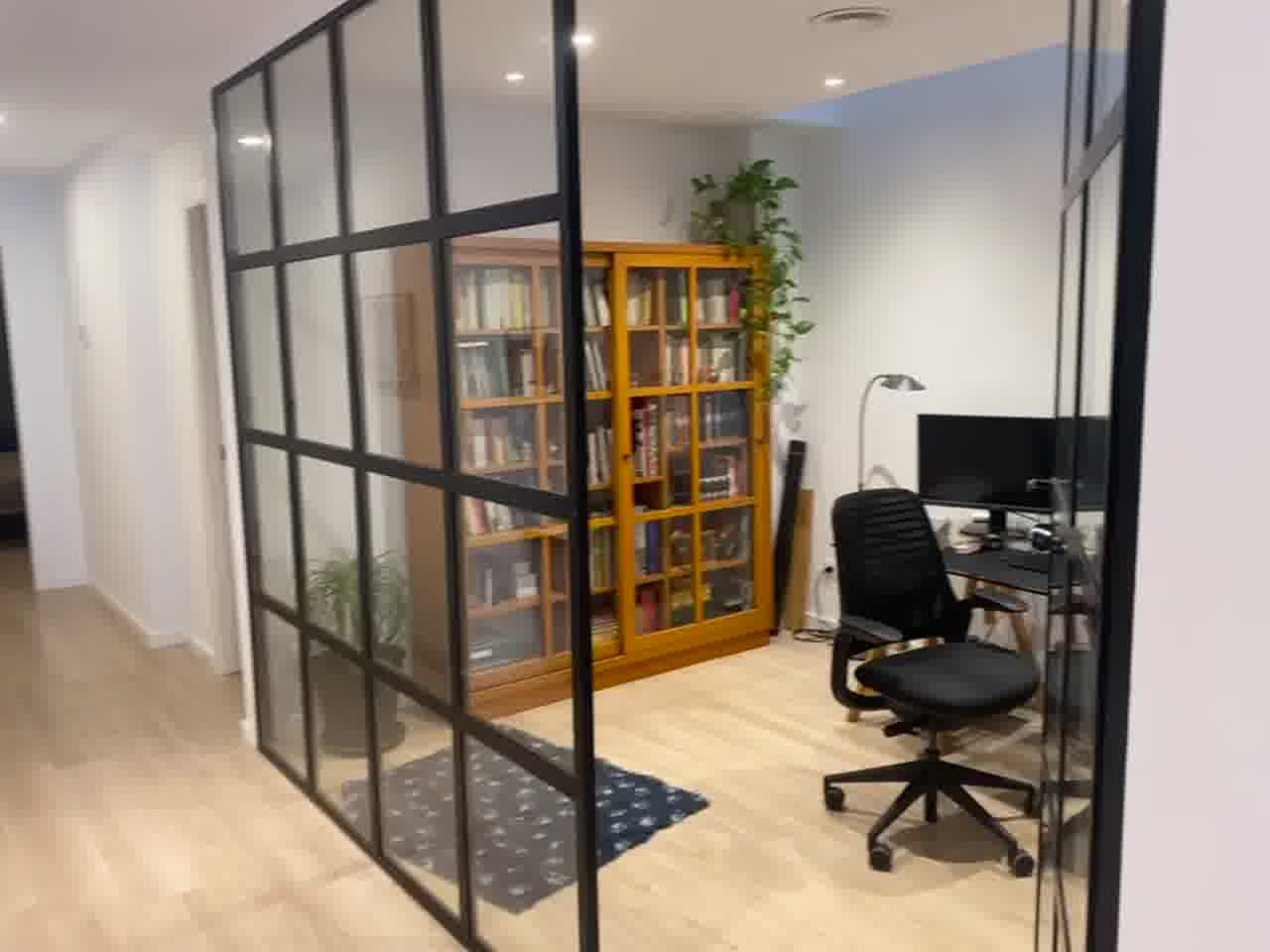 Detalle del divisor interior de hierro lacado negro con vidrio en obra nueva de Vilafranca del Penedès