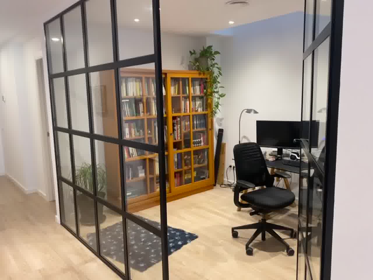 Separación interior de hierro y cristal vista lateral en vivienda de Vilafranca del Penedès
