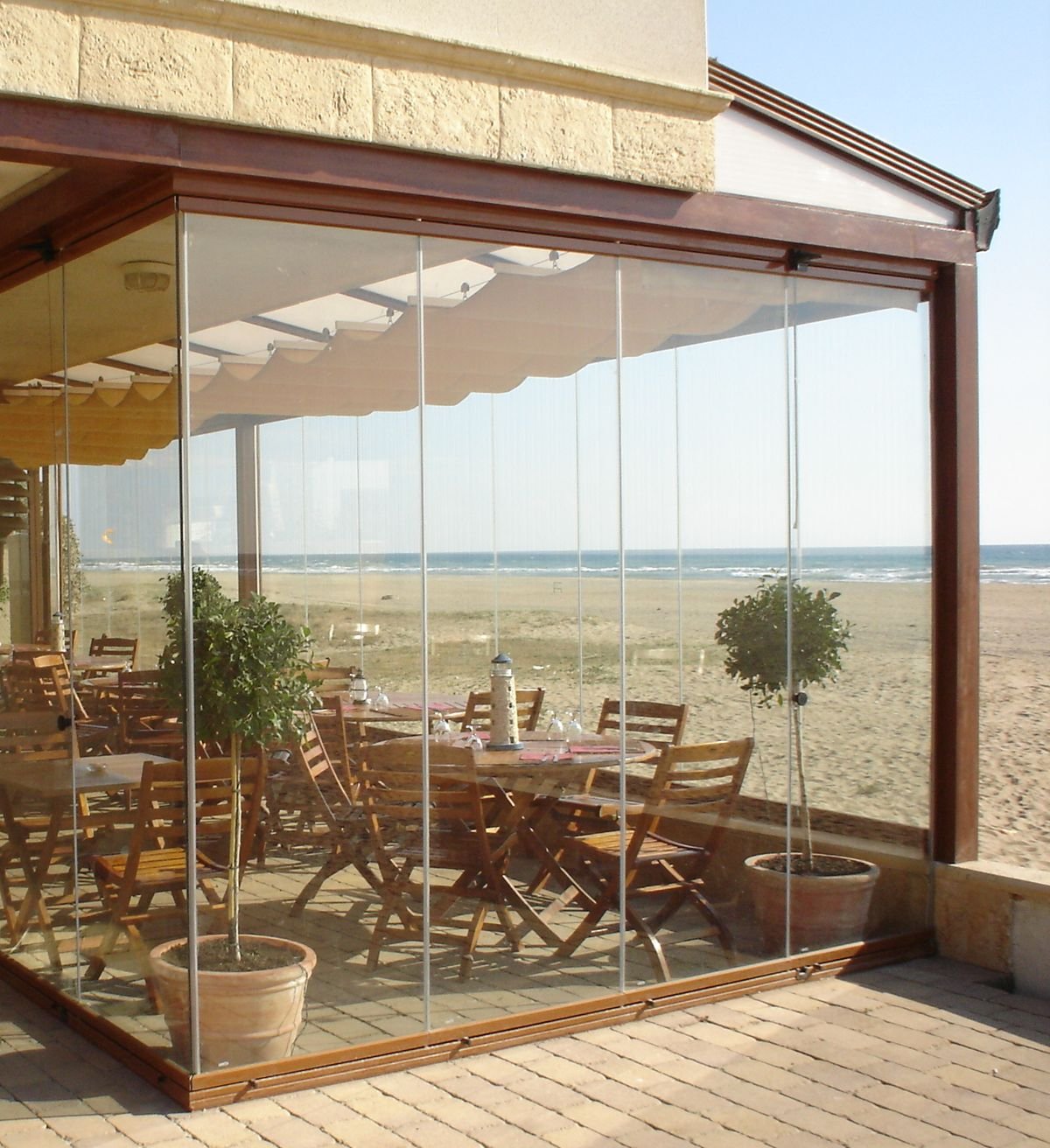 Cortinas de cristal sin perfiles verticales para cerramiento de terraza instaladas en Vilafranca del Penedès por RDA Ventanas