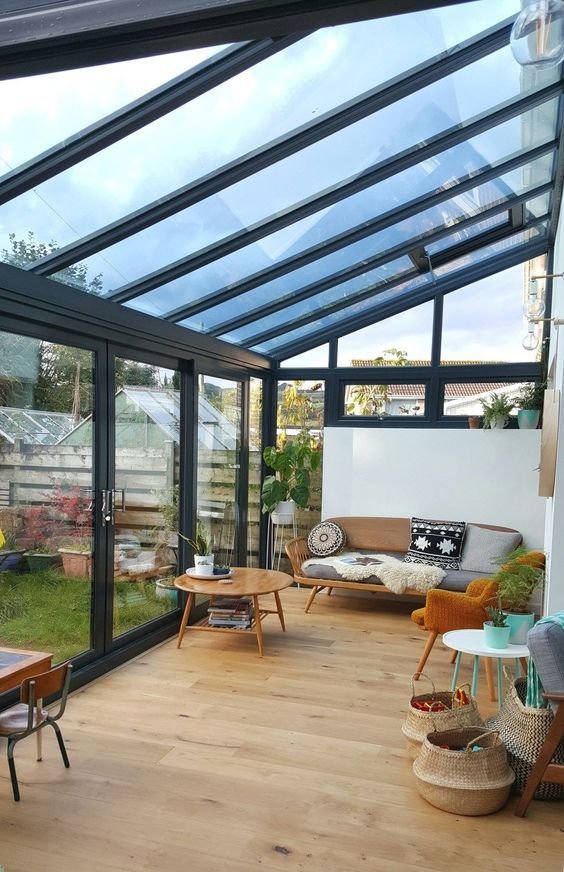 Cerramiento de terraza con techo de cristal y perfilería de aluminio negro instalado en Vilafranca del Penedès por RDA Ventanas