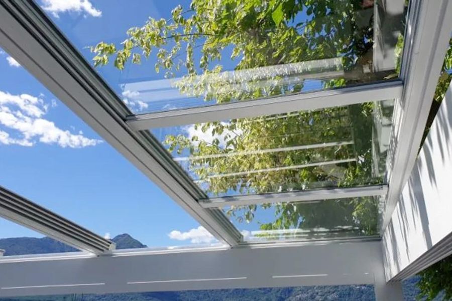 Cerramiento de cristal con vistas al cielo